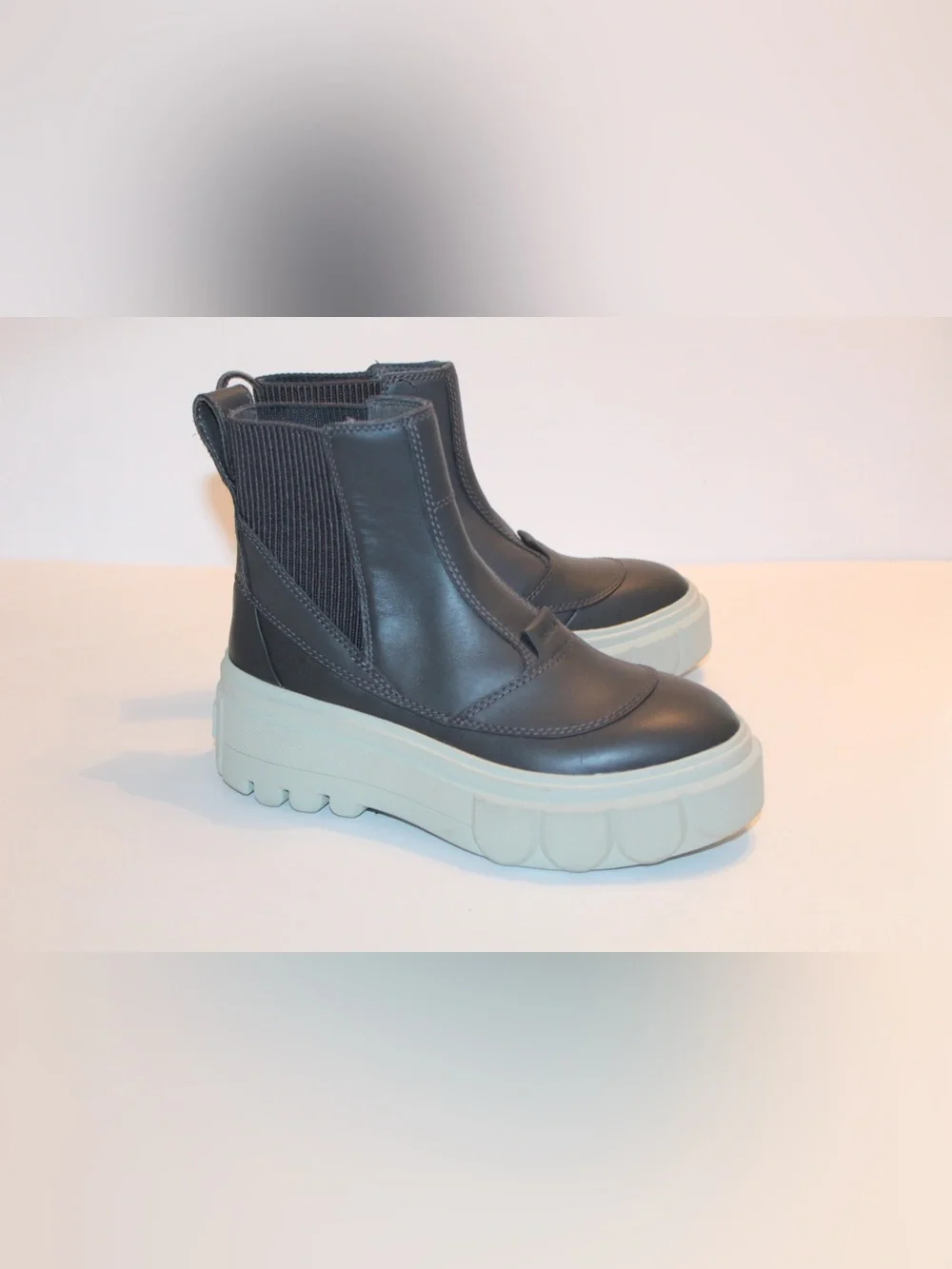 Sorel Caribou x Waterproof Chelsea Boots Women’s Size 5.5
